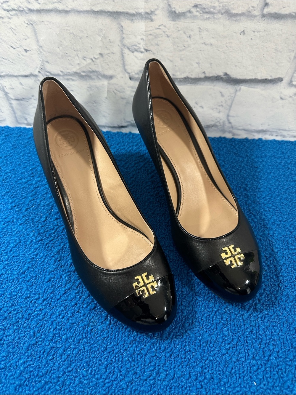 Tory Burch Kira Womens Black Leather Gold Logo Medallion Wedge Pumps Sz 8.5